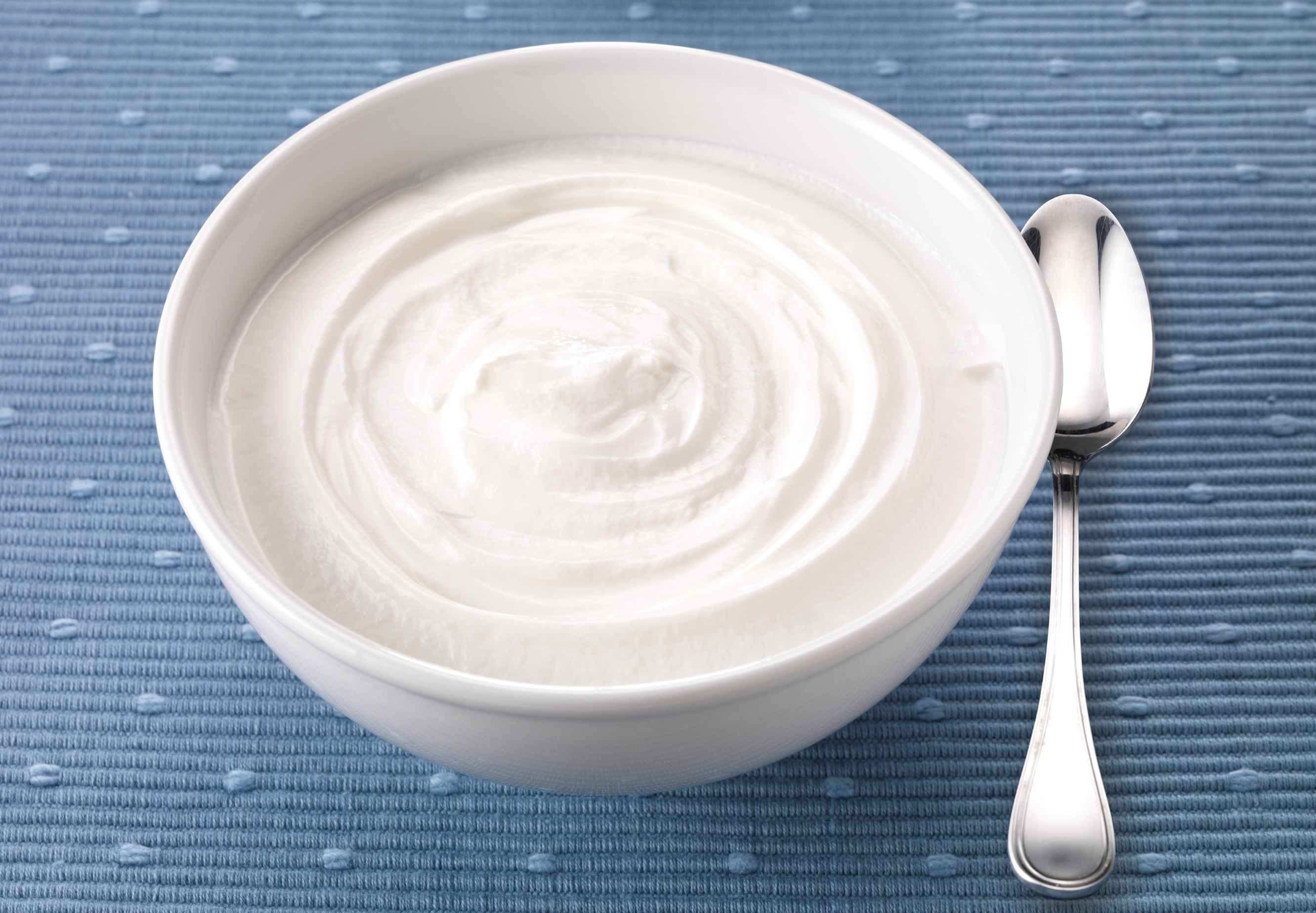 Greek yogurt. Йогурт. Йогурт в тарелке. Греческий йогурт. Сметана в блюдце.